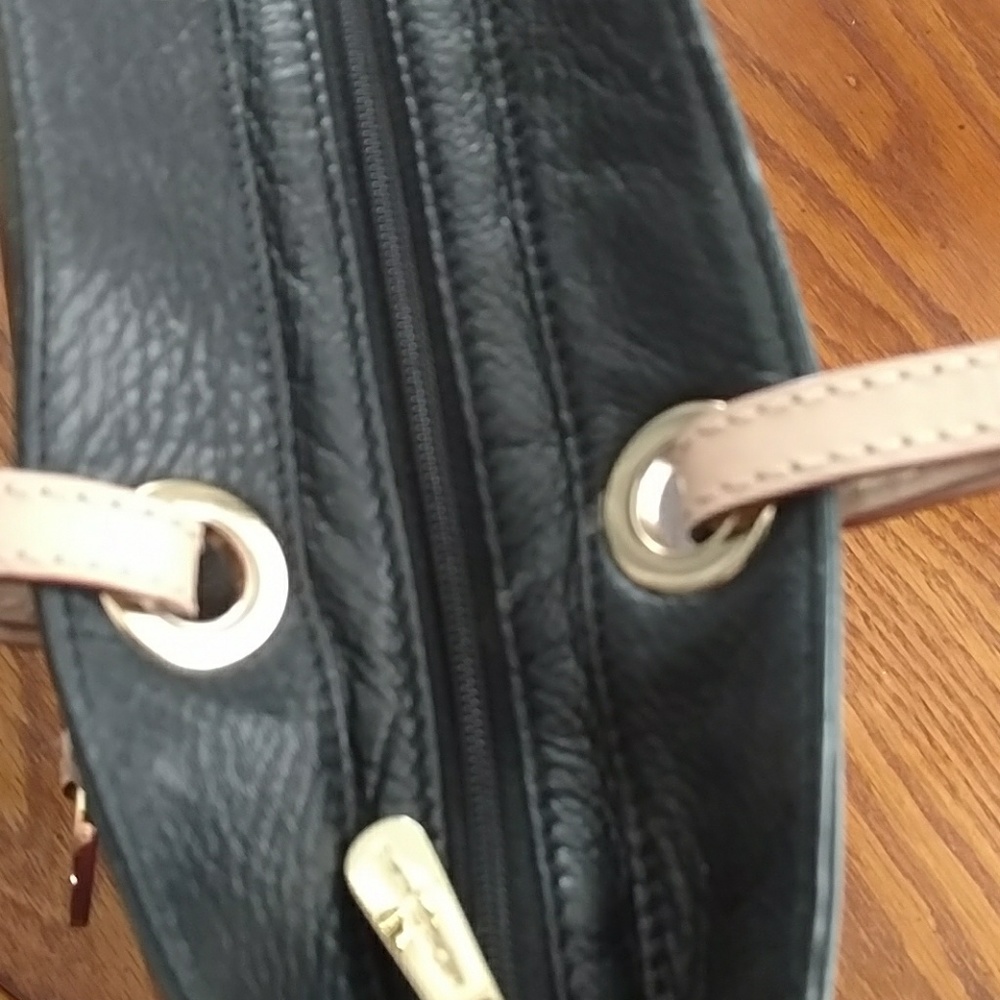 Michael Kors black leather purse - Picture 4 of 7